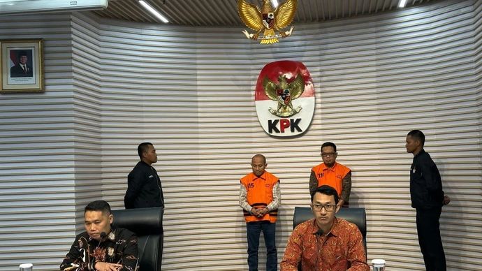 Pelaksana Tugas Deputi Penindakan dan Eksekusi Komisi Pemberantasan Korupsi Asep Guntur Rahayu (kiri depan) bersama Juru Bicara KPK Budi Prasetyo (kanan depan) saat menunjukkan dua tersangka kasus dugaan korupsi terkait pengadaan fiktif di Divisi Engineering, Procurement, and Construction PT Pembangunan Perumahan atau PP (Persero) tahun 2022&ndash;2023, yakni (kiri-kanan) Herry Nurdy Nasution dan Didik Mardiyanto, di Gedung Merah Putih KPK, Jakarta, Selasa, 25 November 2025. ANTARA/Rio Feisal/