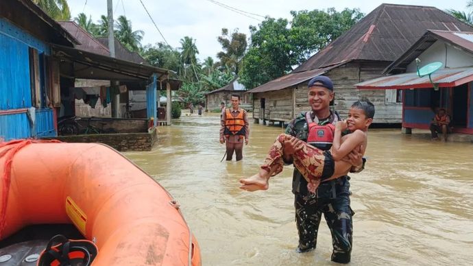 Evakuasi warga Rantau Panjang di Kecamatan Sasak Ranah Pasisia yang terjebak banjir, Selasa, 25 November 2025. ANTARA/HO-Pos SAR Pasaman.