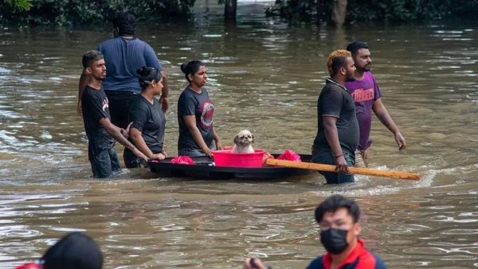 Arsip foto - Korban banjir berjalan melalui jalan yang terendam banjir di Shah Alam, Selangor, Malaysia 20 Desember 2021. ANTARA/Xinhua/Chong Voon Chung/aa.
