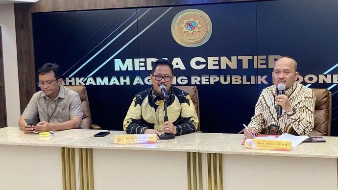Juru Bicara Mahkamah Agung Yanto menjawab pertanyaan wartawan dalam konferensi pers di Media Center MA, Jakarta, Rabu 26 November 2025. ANTARA/Fath Putra Mulya