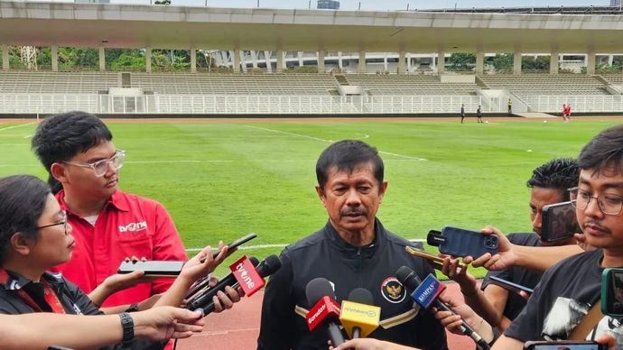 Pelatih timnas Indonesia U22, Indra Sjafri, menjawab pertanyaan pewarta setelah memimpin sesi latihan di Stadion Madya, Jakarta, Rabu 26 November 2025. (ANTARA/RAUF ADIPATI)