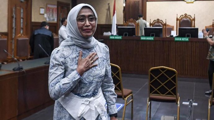 Terdakwa kasus dugaan korupsi di PT ASDP Ira Puspadewi berjalan usai menjalani sidang dengan agenda pembacaan vonis di Pengadilan Tipikor, Jakarta, Kamis 20 November 2025. ANTARA FOTO/Muhammad Adimaja/tom/am.