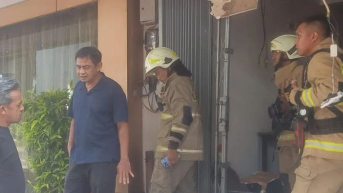 Petugas memeriksa lokasi ledakan pada restoran, di Kecamatan Kelapa Gading, pada Rabu, 26 November 2025. ANTARA/HO-Polsek Kelapa Gading