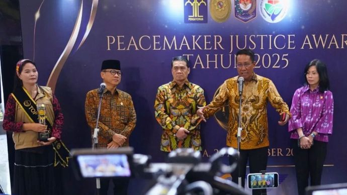 Menteri Hukum Supratman Andi Agtas (kedua dari kanan) dalam konferensi pers di Jakarta, Rabu 26 November 2025. (ANTARA/HO-Kementerian Hukum RI)