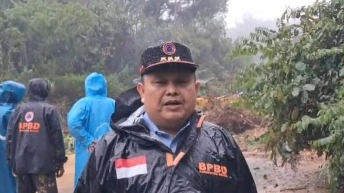 Kabid Kedaruratan dan Logistik, BPBD Kabupaten Solok Indra Muchsisi melaporkan langsung kejadian longsor yang menutupi badan jalan di kawasan Ripha Pharma, Lubuk Selasih, Kabupaten Solok, Sumatera Barat. ANTARA/BPBD Kabupaten Solok.