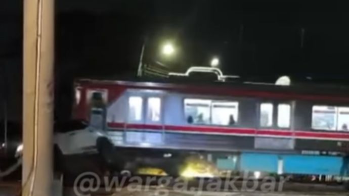 Detik-detik Sebuah mobil tertabrak kereta di Perlintasan rel kereta Jembatan Gantung arah Bojong. Rabu (26/11/2025) malam