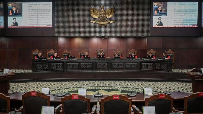 Ketua Mahkamah Konstitusi (MK) Suhartoyo (tengah) memimpin sidang pembacaan putusan Pengujian Materiil Undang-Undang Nomor 17 Tahun 2014 tentang MPR, DPR, DPD dan DPRD di Gedung Mahkamah Konstitusi, Jakarta, Kamis (27/11/2025). Mahkamah Konstitusi memutuskan menolak permohonan uji materi Pasal 239 ayat (2) huruf d Undang-Undang Nomor 17 Tahun 2014 tentang MPR, DPR, DPD, dan DPRD (UU MD3) yang meminta rakyat bisa memberhentikan anggota DPR RI karena dinilai dalil permohonan para pemohon tidak beralasan hukum. ANTARA FOTO/Fauzan/YU (ANTARA FOTO/FAUZAN)