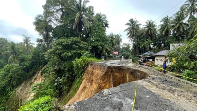 Kondisi jalan yang menghubungkan Kabupaten Padang Pariaman dengan Agam, Sumbar di Kecamatan Sungai Garinggiang, Padang Pariaman, Sumbar yang longsor. ANTARA/Istimewa.