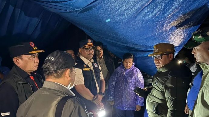 Direktur Jenderal Bina Administasi Wilayah (Dirjen Bina Adwil) Kementerian Dalam Negeri (Kemendagri) Safrizal Zakaria Ali (tengah) memimpin tim untuk meninjau lokasi banjir dan longsor di Kota Sibolga, Sumatera Utara. (ANTARA/HO-Kemendagri)