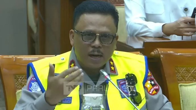 Tangkapan layar - Kakorlantas Polri Irjen Pol. Agus Suryonugroho berbicara dalam rapat bersama Komisi III DPR RI di Gedung Parlemen, Senayan, Jakarta, Kamis, 27 November 2025. (ANTARA/HO-YouTube DPR RI)