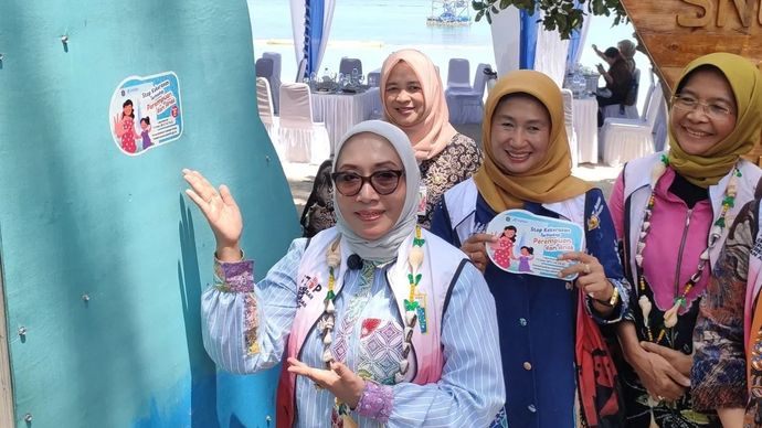 Menteri Pemberdayaan Perempuan dan Perlindungan Anak (PPPA), Arifatul Choiri Fauzi memasang stiker anti kekerasan terhadap perempuan dan anak dalam kampanye &ldquo;Kita Punya Andil, Kembalikan Ruang Aman