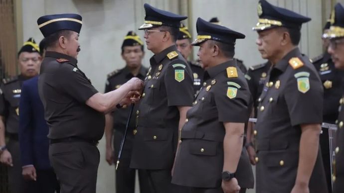 Jaksa Agung ST Burhanuddin melantik eks Kepala Kejaksaan Tinggi (Kajati) Jawa Timur Kuntadi (kiri) menjadi Kepala Badan Pemulihan Aset (BPA) Kejaksaan Agung dan beberapa pejabat lainnya menjadi Kajati dan pejabat eselon II di Gedung Utama Kejaksaan Agung, Jakarta, Kamis, 27 November 2025. (ANTARA/HO-Kejaksaan Agung RI)