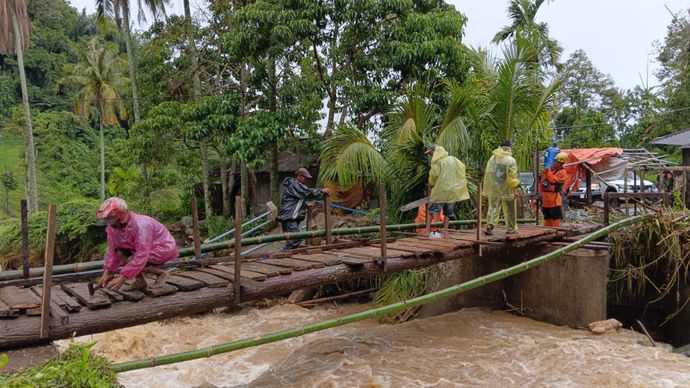 DMC Dompet Dhuafa Salurkan Bantuan Cepat untuk Ratusan Penyintas Banjir di Padang Pariaman dan Solok
