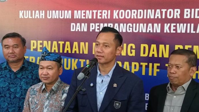 Menteri Koordinator Bidang Infrastruktur dan Pembangunan Kewilayahan Agus Harimurti Yudhoyono (AHY), didampingi Rektor Universitas Diponegoro Semarang Prof Suharnomo (kanan). (ANTARA/Zuhdiar Laeis)
