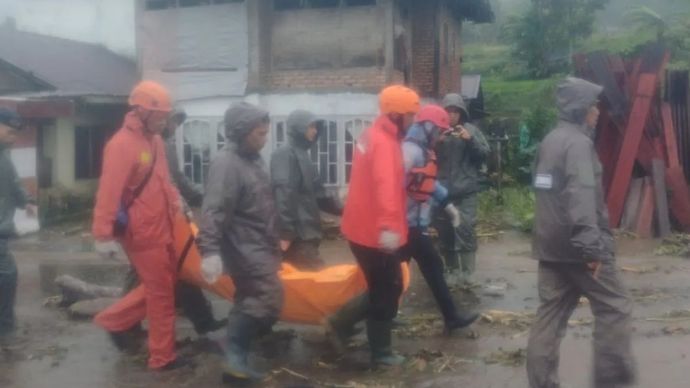 Tim gabungan sedang evakuasi korban yang terseret banjir bandang di Malalak Timur, Kecamatan Malalak, Kabupaten Agam. ANTARA/HO-Basarnas Padang.