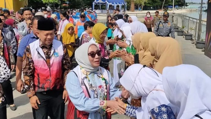 Menteri Pemberdayaan Perempuan dan Perlindungan Anak (PPPA), Arifatul Choiri Fauzi menghadiri kampanye 16 hari anti kekerasan terhadap perempuan di Pulau Tidung, Kepulauan Seribu, Jakarta, Kamis, 27 November 2025. ANTARA/Risky Syukur
