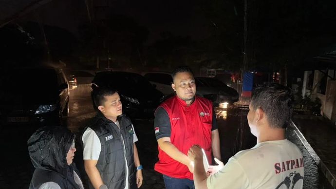 Kegiatan PLN Aceh menyalurkan lampu darurat ke sejumlah fasilitas layanan publik untuk daerah terdampak banjir dan suplai listrik terganggu akibat cuaca ekstrem. ANTARA/ HO-Humas PLN UID Aceh