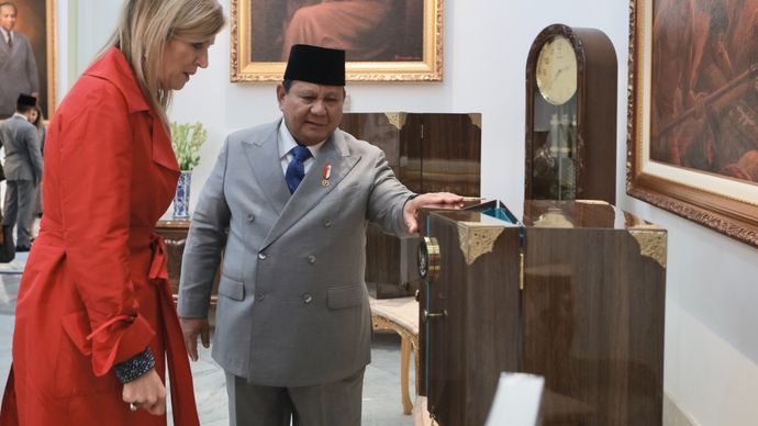 Momen Prabowo&ndash;Ratu M&aacute;xima Bertukar Cenderamata