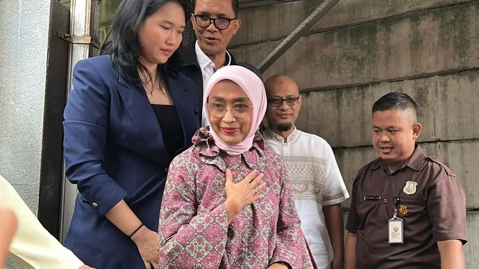 Direktur Utama PT ASDP Indonesia Ferry (Persero) periode 2017&ndash;2024 Ira Puspadewi (depan) bersama Direktur Komersial dan Pelayanan PT ASDP periode 2019&ndash;2024 Muhammad Yusuf Hadi (kedua kiri), serta Direktur Perencanaan dan Pengembangan PT ASDP periode 2020&ndash;2024 Harry Muhammad Adhi Caksono (kedua kanan) setelah bebas dari Rumah Tahanan Komisi Pemberantasan Korupsi, Jakarta, Jumat, 28 November 2025. (ANTARA/Rio Feisal)