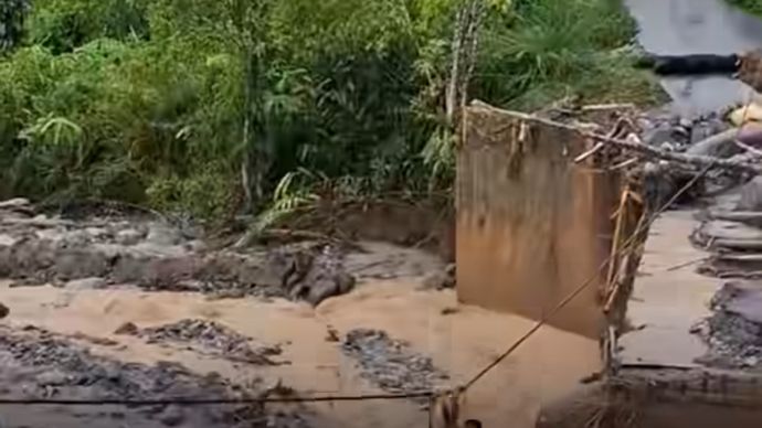 Akses utama yang menghubungkan Kabupaten Tapanuli Tengah (Tapteng) dengan Tapanuli Selatan (Tapsel) lumpuh total setelah jembatan di Desa Anggoli