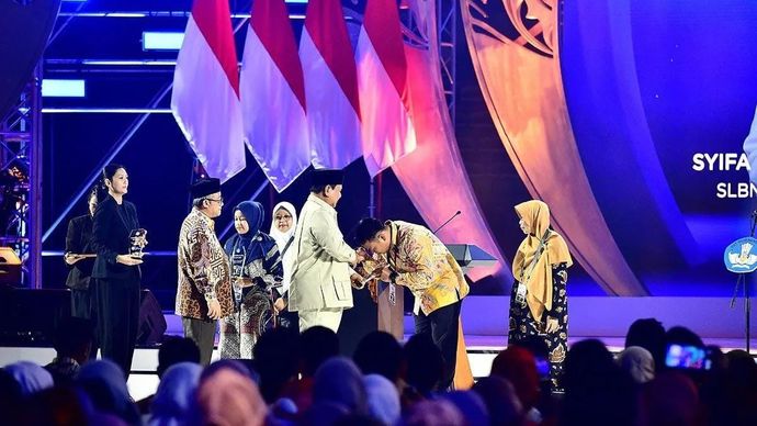 Presiden Prabowo Subianto (tengah) bersama Menteri Pendidikan Dasar dan Menengah (Mendikdasmen) Abdul Mu'ti (kiri) memberikan penghargaan dan apresiasi bagi guru dan tenaga kependidikan atas jasa, dedikasi dan inovasi masing-masing dalam Puncak Peringatan Hari Guru Nasional 2025 di Indonesia Arena, Jakarta, Jumat 28 November 2025. ANTARA/HO-BPMI Sekretariat Presiden/aa.