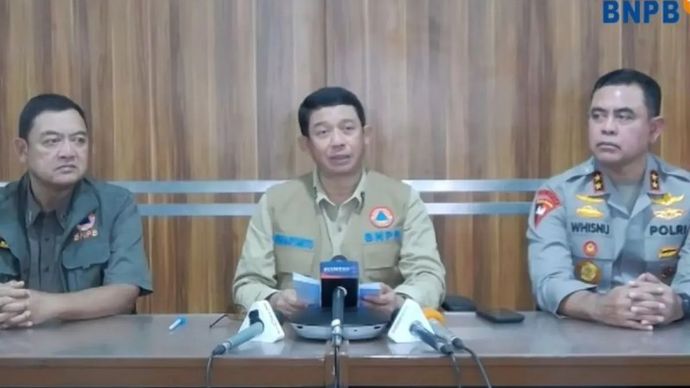 Tangkapan layar - Kepala Badan Nasional Penanggulangan Bencana (BNPB) Suharyanto (tengah) memberikan keterangan pers di Jakarta, Jumat, 28 November 2025. ANTARA/HO-YouTube BNPB