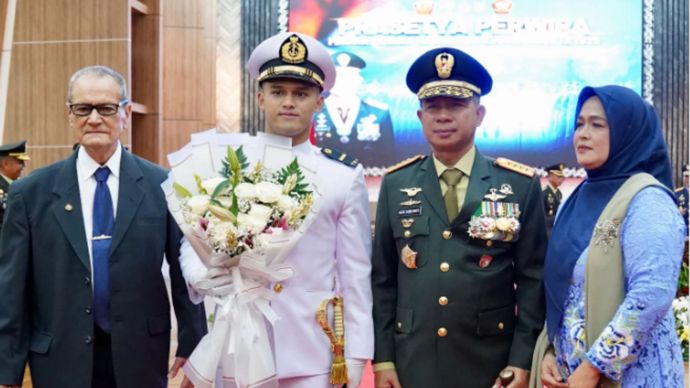 Atlet angkat besi kebanggaan Indonesia, Rizki Juniansyah, bersama Panglima TNI Jenderal TNI Agus Subiyanto