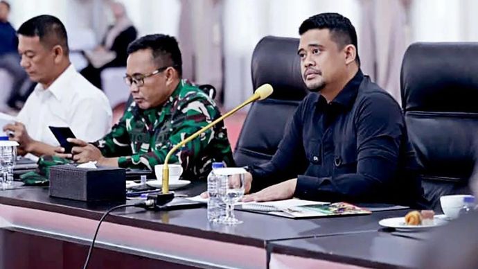 Gubenur Sumatera Utara Bobby Afif Nasution (kanan) bersama jajaran Forkopimda Sumut mengikuti rapat koordinasi tingkat menteri percepatan penanganan bencana banjir dan tanah longsor di Sumatera Utara, Aceh, dan Sumatera Barat secara virtual di Aula Tengku Rizal Nurdian, rumah dinas Gubenur Sumut, Kamis 27 November 2025. ANTARA/HO-Diskominfo Sumut