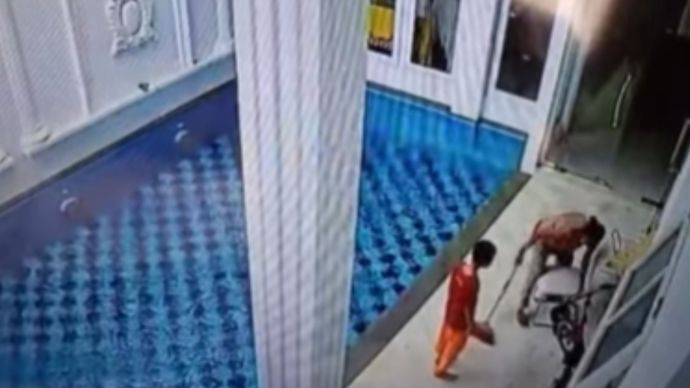 Seorang Asisten Rumah Tangga (ART) ditangkap karena mencuri emas dan mata uang asing di rumah majikannya di Enggal, Bandar Lampung.