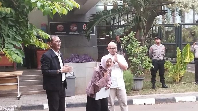 Direktur Komersial dan Pelayanan PT ASDP periode 2019-2024 Muhammad Yusuf Hadi (kiri), Direktur Utama PT ASPD periode 2017-2024 Ira Puspadewi (tengah), dan Direktur Perencanaan dan Pengembangan PT ASDP periode 2020&ndash;2024 Harry Muhammad Adhi Caksono di Rutan KPK, Jakarta, Jumat 28 November 2025. ANTARA/Muhammad Rizki.