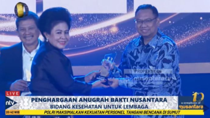 PAM Jaya diwakili Direktur Keuangan dan Umum, Tedy Jiwantara Sitepu menerima plakat penghargaan Anugerah Bakti Nusantara 2025 yang diserahkan Direksi Nusantara TV Lince Berliana Tobing