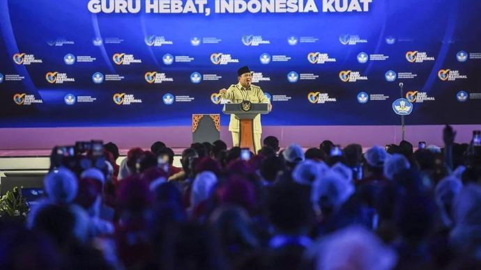 Presiden Prabowo Subianto memberi sambutan pada puncak peringatan Hari Guru Nasional 2025 di Indonesia Arena, Jakarta, Jumat (28/11/2025). Kegiatan yang mengusung tema Guru Hebat, Indonesia Kuat ini sebagai komitmen pemerintah untuk memberi apresiasi kepasa para guru yang mengabdi hingga pelosok negeri dengan berbagai keterbatasan. ANTARA FOTO/Galih Pradipta/YU (ANTARA FOTO/GALIH PRADIPTA)