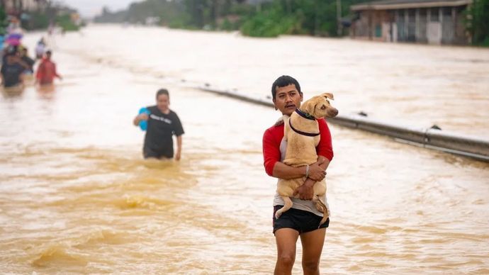Arsip foto - Warga melintasi banjir yang melanda Hat Yai, Provinsi Songkhla, Thailand, Selasa, 25 November 2025. ANTARA FOTO/Xinhua/Sun Weitong/sgd.