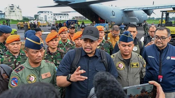 Gubernur Sumatera Utara Bobby Nasution (tengah) sesaat sebelum terbang menggunakan pesawat Hercules memberikan keterangan di Pangkalan Udara Soewondo Medan, Sumatera Utara, Jumat 28 November 2025. ANTARA/HO-Diskominfo Sumut