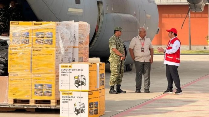 Palang Merah Indonesia (PMI) mengirimkan bantuan logistik untuk mendukung operasi tanggap darurat bencana banjir yang melanda Sumatera Barat, Sumatera Utara, dan Aceh, di Jakarta, Jumat 28 November 2025. ANTARA/HO - Palang Merah Indonesia (PMI)