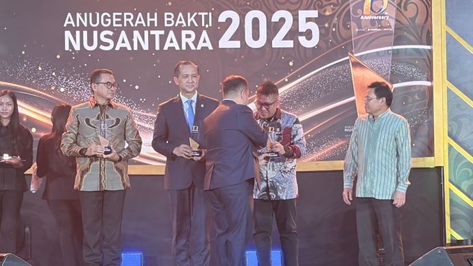 Direktur Biomassa PLN EPI Hokkop Situngkir menerima penghargaan Anugerah Bakti Nusantara 2025 yang diserahkan Direktur Nusantara TV Dimpos Tampubolon