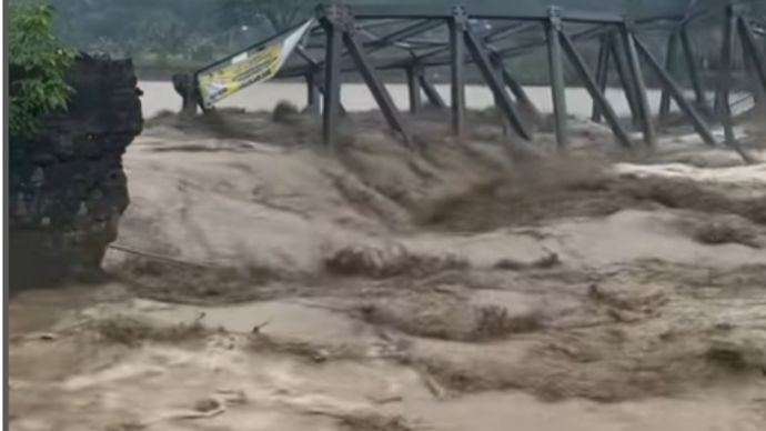jembatan ambruk diterjang banjir