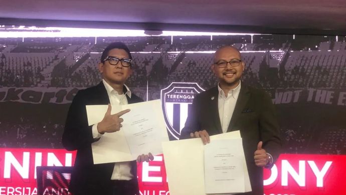 Direktur Persija Mohamad Prapanca (kiri) berpose bersama CEO Terengganu FC Tuan Sheikh Farouk (kanan) dalam acara penandatanganan MoU kedua tim di Kantor Persija, Jakarta Selatan, Jumat 28 November 2025. ANTARA/Zaro Ezza Syachniar.