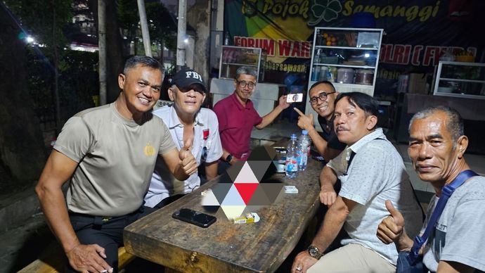 Kasubdit Gakkum Ditlantas Polda Metro Jaya, AKBP Ojo Ruslani duduk santai bersama awak media. 