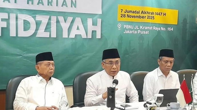 Ketua Umum PBNU Yahya Cholil Staquf (tengah) dalam konferensi pers di Kantor Pusat PBNU, Jakarta Pusat, Jumat 28 November 2025. ANTARA/Lintang Budiyanti Prameswari.