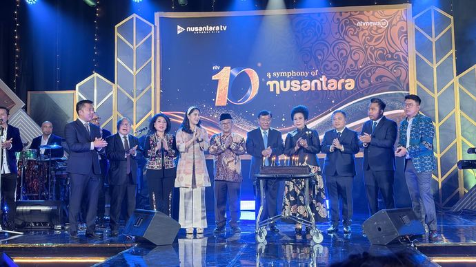 Momen Tiup Lilin Hangatkan Perayaan 1 Dekade Nusantara TV di Malam Anugerah Bakti Nusantara
