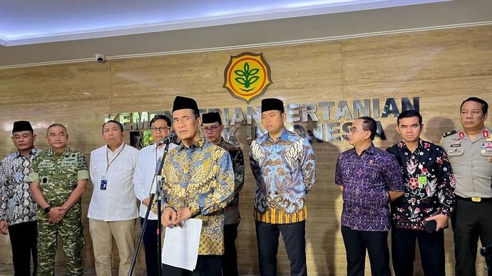 Menteri Pertanian Andi Amran Sulaiman (depan), Wakil Menteri Pertanian Sudaryono (empat kanan baris kedua), dan jajaran Kementan dalam jumpa pers di Jakarta, Jumat, 28 November 2025). ANTARA/Harianto