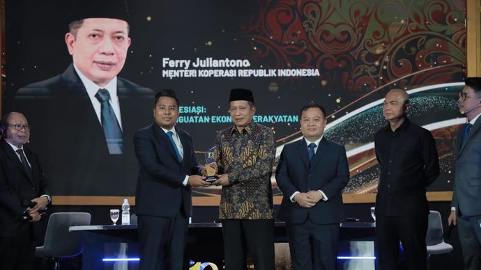 Menteri Koperasi (Menkop) Ferry Juliantono berhasil meraih Anugerah Bakti Nusantara 2025