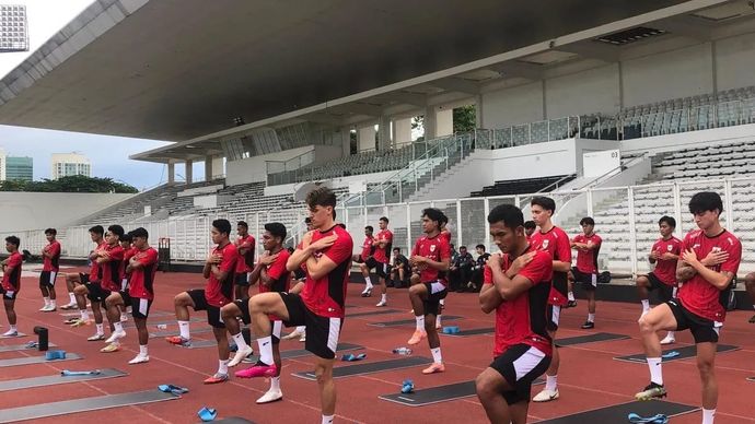 Timnas U-22 Indonesia menjalani latihan terbuka di Stadion Madya Gelora Bung Karno, Jakarta, Selasa (11/11/2025), untuk SEA Games 2025 Thailand yang dimainkan pada Desember mendatang. ANTARA/Zaro Ezza Syachniar.