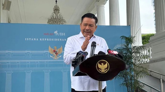 Wakil Menteri Koordinator Bidang Hukum, HAM, Imigrasi, dan Pemasyarakatan (Wamenko Kumham Imipas) Otto Hasibuan menegaskan bahwa keputusan Presiden Prabowo Subianto memberikan hak rehabilitasi dalam kasus dugaan korupsi PT ASDP Indonesia Ferry (Persero) tidak dapat dipandang sebagai intervensi terhadap proses hukum.  Pernyataan tersebut disampaikan Otto seusai dipanggil Presiden ke Istana Kepresidenan, Jakarta, Jumat, merespons kritik Indonesian Corruption Watch (ICW) yang menilai langkah itu berpotensi menjadi preseden buruk dalam penegakan hukum.  &ldquo;Bapak Presiden tidak mau ada orang yang tidak bersalah dihukum, dan tidak mau juga ada orang bersalah dibiarkan bebas,&rdquo; kata Otto.  Ia menjelaskan bahwa kewenangan Presiden memberikan rehabilitasi diatur konstitusi melalui Pasal 14 UUD 1945, yang memberi Presiden hak prerogatif untuk mengeluarkan grasi, amnesti, abolisi, dan rehabilitasi. Menurut Otto, pertimbangan Presiden dalam menggunakan kewenangan ini tidak selalu harus disampaikan ke publik.  &ldquo;Konstitusi mengatakan Presiden berwenang memberikan rehabilitasi. Pertimbangan ini tentu hanya Presiden yang memahami alasan-alasannya,&rdquo; ujarnya.  Otto mengatakan, dalam diskusinya dengan Presiden, ia melihat komitmen kuat Prabowo untuk menjaga rasa keadilan publik. Karena itu, keputusan rehabilitasi dinilai bukan upaya melemahkan proses hukum, melainkan menjalankan kewajiban konstitusional.  Ia juga membedakan rehabilitasi yuridis yang hanya dapat diberikan pengadilan untuk memulihkan nama baik terdakwa, dengan rehabilitasi konstitusional yang merupakan kewenangan Presiden.  &ldquo;Jadi, jauh dari intervensi. Presiden melaksanakan hak dan kewajiban konstitusionalnya yang dipandang tepat untuk kepentingan bangsa dan negara,&rdquo; katanya.  Sebelumnya, Majelis Hakim Pengadilan Tipikor Jakarta menjatuhkan vonis kepada mantan Dirut ASDP Ira Puspadewi selama 4,5 tahun penjara, serta dua pejabat lainnya&mdash;Muhammad Yusuf Hadi dan Harry Muhammad Adhi Caksono&mdash;masing-masing 4 tahun penjara, dalam kasus kerja sama usaha dan akuisisi PT Jembatan Nusantara dengan nilai kerugian negara yang disebut mencapai Rp1,25 triliun.  Namun, putusan itu tidak bulat. Ketua majelis hakim Sunoto menyampaikan dissenting opinion bahwa tidak terdapat unsur korupsi dalam perkara tersebut, dan menilai sengketa terkait lebih tepat diselesaikan melalui mekanisme perdata karena masuk kategori business judgement rule.  Di tengah perbedaan pandangan di internal majelis hakim tersebut, Presiden Prabowo kemudian menggunakan hak prerogatifnya untuk memberikan rehabilitasi kepada tiga pejabat ASDP tersebut.