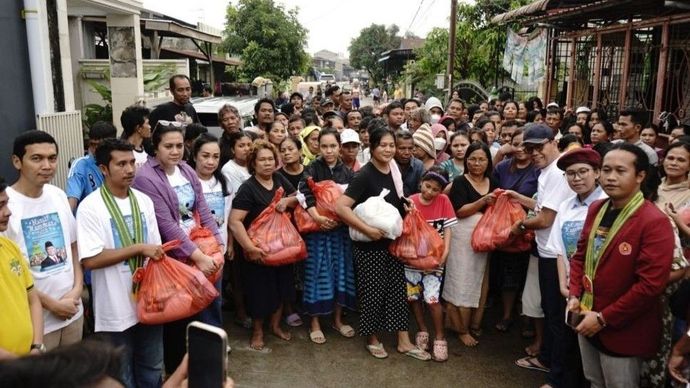 Tim Natal Nasional pada Jumat (28/11/2025) membagikan bantuan berupa sembako ke beberapa titik pengungsian, salah satunya Pos Pengungsian Masjid Mustaqim. (Foto: Istimewa)