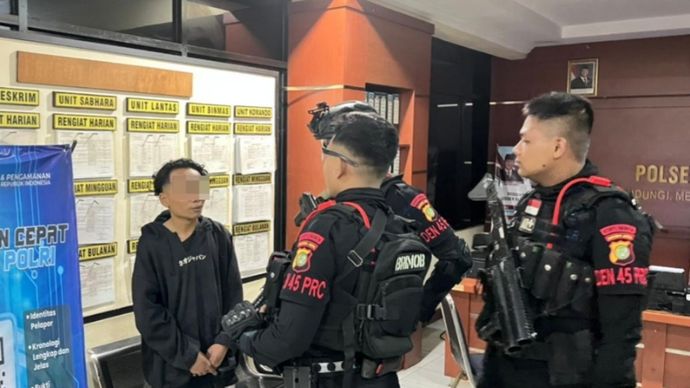 Petugas Brimob menangkap pelaku pencurian di wilayah Bekasi. 