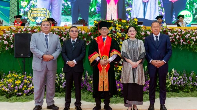 Pimpinan DPR RI menghadiri pengukuhan gelar profesor kehormatan kepada Adies Kadir. 