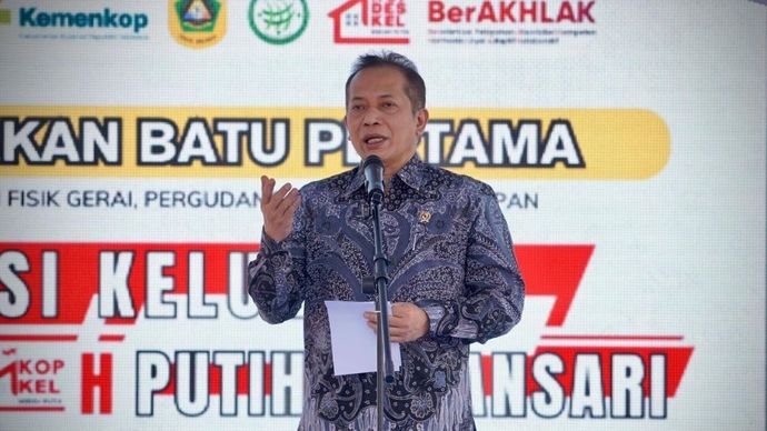Menteri Koperasi (Menkop) Ferry Juliantono melakukan peletakan batu pertama pembangunan Koperasi Kelurahan Merah Putih di komplek Stadion Pakansari, Cibinong, Bogor, Jawa Barat, Sabtu (29/11/2025). (Foto: Istimewa)