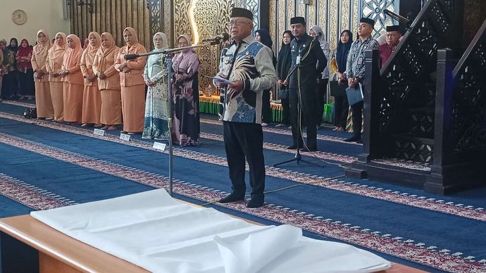 Pejabat di Gorontalo Dilantik di Hadapan Kain kafan